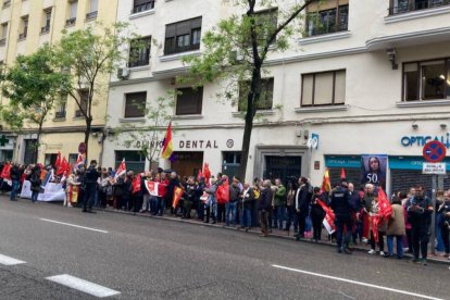 La sede socialista en Ferraz recibe a los primeros manifestantes Pro Sánchez