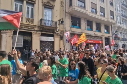 Bandera de Palestina y la estelada independentista en la huelga educativa de Valencia.