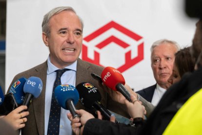 Jorge Azcón, presidente de Aragón, atendiendo a los medios de comunicación.