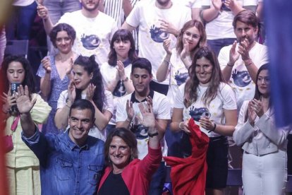 Jóvenes con la camiseta de Pedro el mapache en el mitin de Teresa Ribera y Pedro Sánchez.