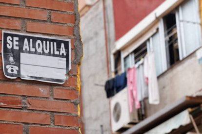 Cartel de 'Se alquila' en un barrio humilde.