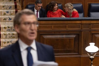 Pedro Sánchez, María Jesús Montero y Yolanda Díaz hablan en segundo plano. En primero el líder del PP, Alberto Núñez Feijóo.