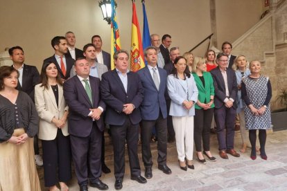 Vicente Barrera, vicepresidente de la Generalitat, y Llanos Massó, presidenta de Les Corts, arropados por todos los cargos de Vox en el gobierno valenciano y diputados en Les Corts, durante la lectura de la declaración institucional por la aprobación de la Ley de Amnistía.