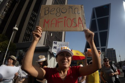 Manifestantes durante la llegada a los juzgados de Plaza Castilla de Begoña Gómez