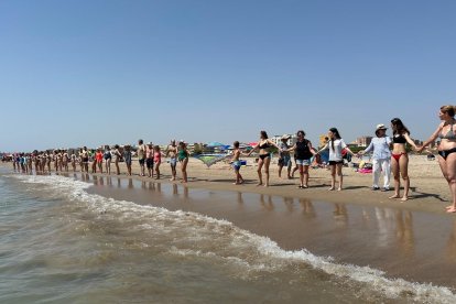 Cadena humana en las playas de Almardà, Corinto y Malva-rosa