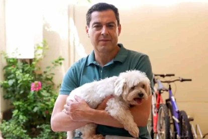 El presidente de la Junta de Andalucía, Juanma Moreno, con su perro Toby.