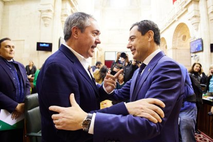 El secretario general del PSOE-A, Juan Espadas, saluda al presidente de la Junta, Juanma Moreno, en el Pleno del Parlamento andaluz-