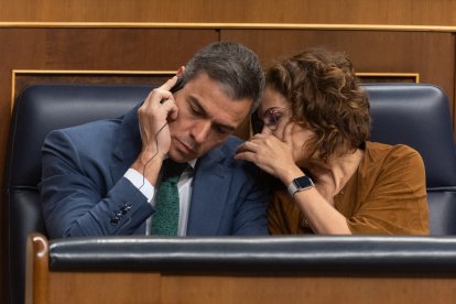 El presidente del Gobierno y líder del PSOE, Pedro Sánchez, y la vicepresidenta primera y ministra de Hacienda, María Jesús Montero.