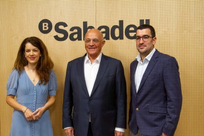 Ganadora del XIX Premio Fundación Banco Sabadell a la Investigación Biomédica, Elvan Böke, el presidente de Banco Sabadell, Josep Oliu, y el ganador del VIII Premio Fundación Banco Sabadell a las Ciencias y a la Ingeniería, Manuel Delgado