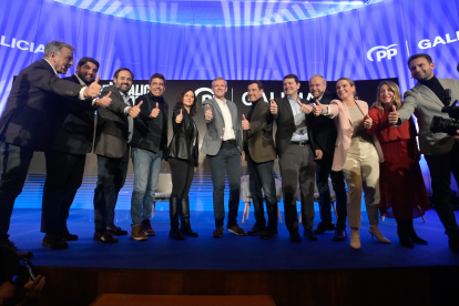 Presidentes y presidentas autonómicos del PP, así como líderes regionales, posan durante un acto del partido.