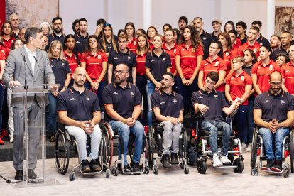 El presidente del Gobierno, Pedro Sánchez,con participantes en los Juegos Olímpicos y Paralímpicos de París 2024