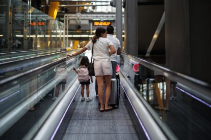 Varios viajeros en el Aeropuerto de Madrid Barajas