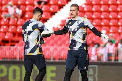 Kepa y Lunin calientan con el Real Madrid.