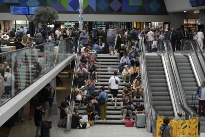 Gente esperando en las estaciones de tren de París