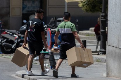 Dos hombres sujetan varias cajas, a 2 de julio de 2024, en Madrid (España). En el mes de junio se han creado en España 71.095 puestos de trabajo, la mayoría vinculados a la hostelería y el comercio. El paro se ha reducido en 46.783 personas respecto a mayo, situándose el número total de desempleados por debajo de los 2,6 millones de personas, en mínimos desde 2008. Así se desprende de los datos difundidos hoy por los ministerios de Inclusión y Trabajo respectivamente, relativos al número de afiliados a la Seguridad Social y al número de personas registradas como parados en las oficinas del Servicio Estatal Público de Empleo (SEPE).
02 JULIO 2024;MADRID;HOSTELERIA;COMERCIO;PUESTOS DE TRABAJO
Eduardo Parra / Europa Press
02/7/2024