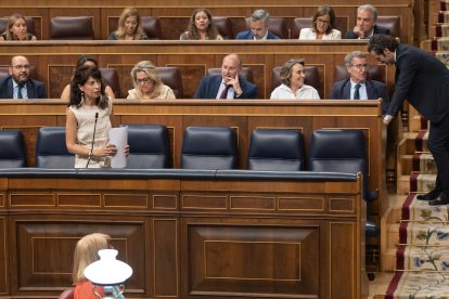 La ministra de Igualdad, Ana Redondo, interviene durante una sesión plenaria extraordinaria, en el Congreso de los Diputados, a 23 de julio de 2024, en Madrid (España). El Pleno del Congreso elige hoy, 23 de julio, a los diez nuevos vocales del Consejo General del Poder Judicial (CGPJ) que corresponden a la Cámara Baja --seis de origen judicial y cuatro juristas de reconocido prestigio– designados por votación en urna y aprueba la reforma judicial pactada también por el PSOE y el PP en el marco de su acuerdo para renovar el órgano de gobierno de los jueces, que está en funciones desde diciembre de 2018 cuando caducó su mandato. Otros temas a debatir en el pleno es la reforma de la ley de Extranjería y del límite de gasto no financiero, conocido como ‘techo de gasto’.
Eduardo Parra / Europa Press
23/7/2024