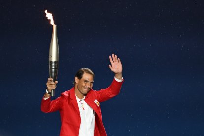 Rafa Nadal, con la antorcha olímpica.