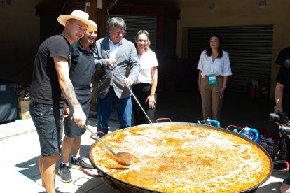 El expresidente de la Generalitat de Catalunya, Carles Puigdemont (c), ayuda a preparar una comida durante el acto de celebración del cuarto aniversario de la fundación de Junts, en el Théâtre de Verdure, a 27 de julio de 2024, en Amélie-les-Bains-Palalda (Francia). Junts per Catalunya celebra su cuarto aniversario con este acto, en el que la formación arropa al expresidente catalán Carles Puigdemont, a quien no se le ha aplicado todavía la ley de amnistía. La celebración coincide con el tramo final de las negociaciones entre el PSC y ERC para facilitar la investidura de Salvador Illa como presidente de la Generalitat de Catalunya.
27 JULIO 2024;JUNTS;AMNISTÍA;INVESTIDURA;PRESIDENTE;GENERALITAT
Glòria Sánchez / Europa Press
27/7/2024