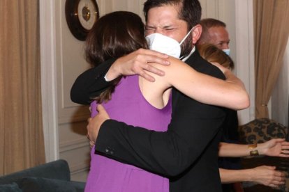 Gabriel Boric abraza a Irene Montero