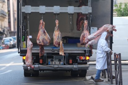 Repartiendo carne en uno de los mercados españoles.  Photo: Marcus Brandt/dpa
29/7/2024 ONLY FOR USE IN SPAIN