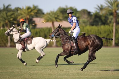 El príncipe Harry de Inglaterra, disputando un partido de polo.