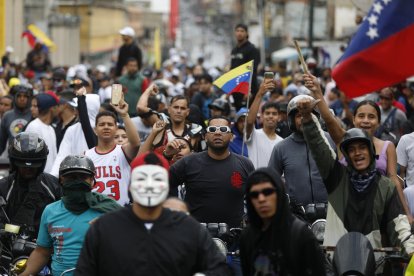 Protestas antigubernamentales en las calles de Caracas después de las elecciones del domingo.