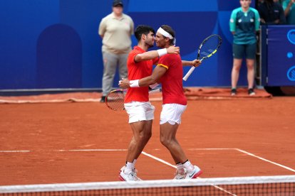 Rafa Nadal y Carlos Alcaraz celebran su triunfo ante la pareja holandesa.