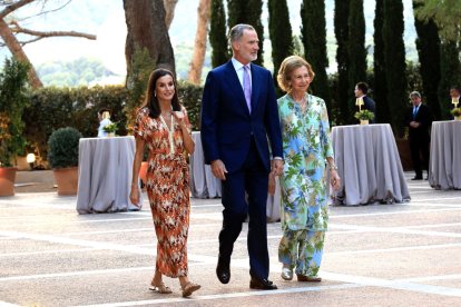 La Reina Letizia, el Rey Felipe y la Reina Sofía, este lunes en Palma.