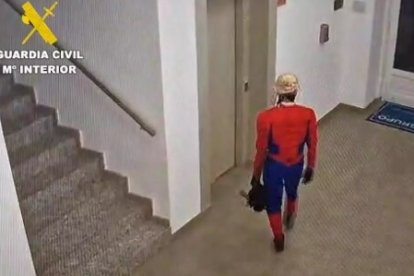 Imagen de las cámaras de seguridad que captaron al ladrón disfrazado de Spiderman.