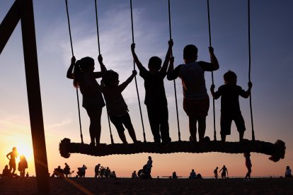 Niños disfrutando en la playa y por tanto dejando que sus padres se puedan relajar. Photo: Artem Priakhin/SOPA Images via ZUMA Press Wire/dpa
Artem Priakhin/SOPA Images via Z / DPA
25/7/2024 ONLY FOR USE IN SPAIN