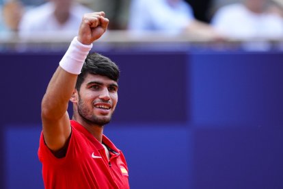 Carlos Alcaraz, celebrando su victoria ante Tommy Paul en París.