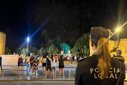 Agente de la Policía Local de Elche en las fiestas de la localidad