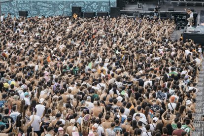 Miles de personas asisten al concierto de Fernando Costa durante la celebración del Arenal Sound Festival en la playa El Arenal, a 3 de agosto de 2023, en Burriana, Castellón. Arenal Sound