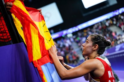 Carolina Marín, firmando una bandera española tras su triunfo