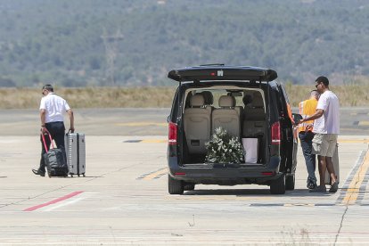 Isabel Pantoja, en el aeropuerto de Castellón tras el concierto.