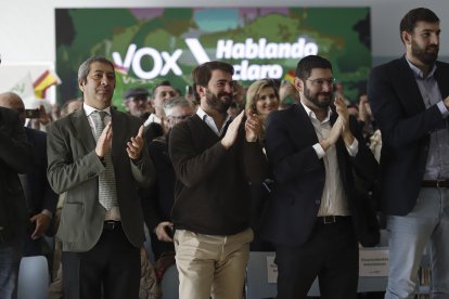 El ex vicepresidente valencia, Vicente Barrera, el  también vicepresidente de la Junta de Castilla y León, Juan García-Gallardo, y el presidente de Vox de Murcia y vicepresidente de la Región de Murcia, José Ángel Antelo (d), durante un acto público de precampaña, en el Auditorio Palacio de Congresos ‘Mar de Vigo’, a 28 de enero de 2024, en Pontevedra, Galicia (España). Se trata de la segunda jornada de Abascal en la precampaña de los comicios gallegos después de que el domingo pasado diera el pistoletazo de salida cuando dijo que espera que “suene la gaita” en esta cita electoral frente a un Partido Popular “acomodado en la mayoría absoluta”. El líder de Vox llega a Galicia un día después de haber sido reelegido presidente de Vox en la Asamblea General extraordinaria que su partido celebró ayer, 27 de enero, en Madrid. Ante la ausencia de otros candidatos, no hizo falta celebrar una votación y fue proclamado líder del partido automáticamente.
28 ENERO 2024;PP;PARTIDO POPULAR;VOX;PRECAMPAÑA;ELECCIONES;COMICIOS;AUTONÓMICAS;18F
Adrián Irago / Europa Press
(Foto de ARCHIVO)
28/1/2024