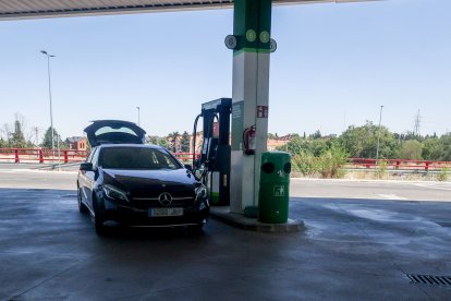 Un coche repostando en una gasolinera, a 1 de agosto de 2024, en Madrid (España). El precio de los carburantes en España ha proseguido esta semana su tendencia bajista y ha encadenado su tercera caída, abaratándose hasta un 0,6% en plena operación salida de agosto. En concreto, el precio medio del litro de gasoil se ha situado en los 1,483 euros, cayendo un 0,6% con respecto a los 1,492 euros de hace una semana, para retroceder a niveles de la última semana de junio después de tres semanas de bajadas, según los datos del Boletín Petrolero de la Unión Europea recogidos por Europa Press.
01 AGOSTO 2024;CARBURANTE;GASOLINA;DIESEL;BAJADA;RECURSOS;GASOLINERA;PIXELADA
Ricardo Rubio / Europa Press
01/8/2024