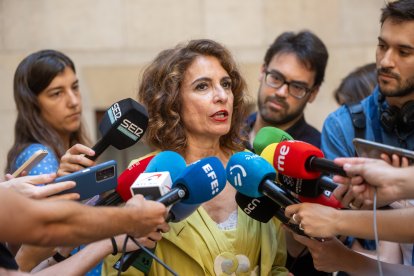 La vicepresidenta primera y ministra de Hacienda, María Jesús Montero atiende a los medios tras la toma de posesión de Illa.