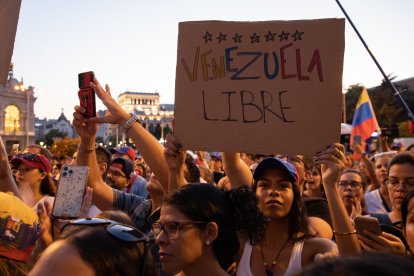 Decenas de personas durante una concentración de apoyo a Venezuela, en la plaza de Cibeles, a 7 de agosto de 2024, en Madrid (España). La protesta ha sido convocada por el Comando CON VZLA para apoyar a Venezuela y ‘’alzar la voz por una Venezuela libre’’, reclaman desde la organización. Maduro fue el vencedor de las pasadas elecciones presidenciales del 28 de julio con un 52% de los votos frente a un 43% del opositor Edmundo González. Manifestantes y organizaciones que apoyan a Venezuela consideran que el triunfo de Maduro ha sido por fraude electoral.
07 AGOSTO 2024;VENEZUELA;MANIFESTACIÓN;PROTESTO;APOYO;MADURO;CON VZLA;EDMUNDO;
Rafael Bastante / Europa Press
07/8/2024