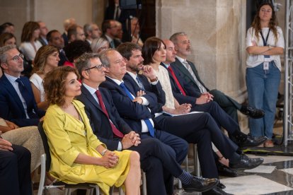 Diana Morant, junto a otros ministros en la toma de posesión de Salvador Illa.