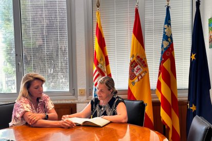 La vicepresidenta y consellera de Servicios Sociales, Igualdad y Vivienda, Susana Camarero, junto a Susana Marqués, alcaldesa de Benicàssim.