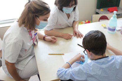 Miembros de la salud junto a un paciente