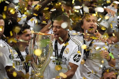 Kylian Mbappé, con la Supercopa de Europa.