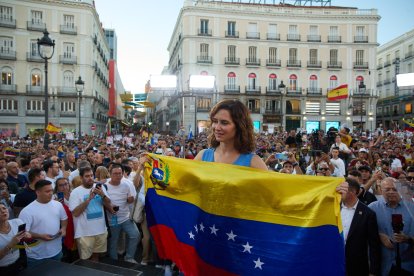 La presidenta de la Comunidad de Madrid, Isabel Díaz Ayuso, con la bandera de Venezuela