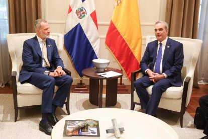 El Rey Felipe VI, en el encuentro con el presidente de la República Dominicana, Luis Abinader.