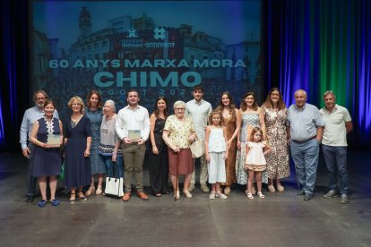 Foto grupal de la familia del Mestre, la regidora i el president de Festers