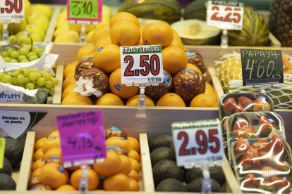 Archivo - Diferentes frutas en una frutería  en un puesto de un mercado, a 15 de marzo de 2023, en Madrid (España). El Índice de Precios de Consumo (IPC) ha subido un 0,9% en febrero en relación al mes anterior y elevó una décima su tasa interanual, hasta