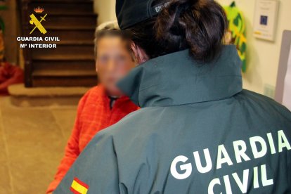 Una agente de la Guardia Civil actuando en un pueblo español