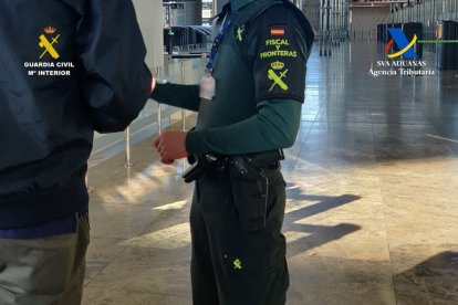 Imagen de archivo de agentes de la Guardia Civil en un aeropuerto