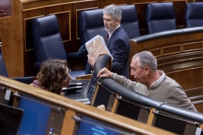 La ministra de Hacienda y Función Pública, María Jesús Montero (i), y el diputado de Compromís en el Congreso de los Diputados, Joan Baldoví